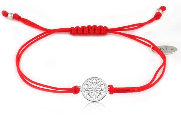 Armband med "rött snöre och silverrosett"