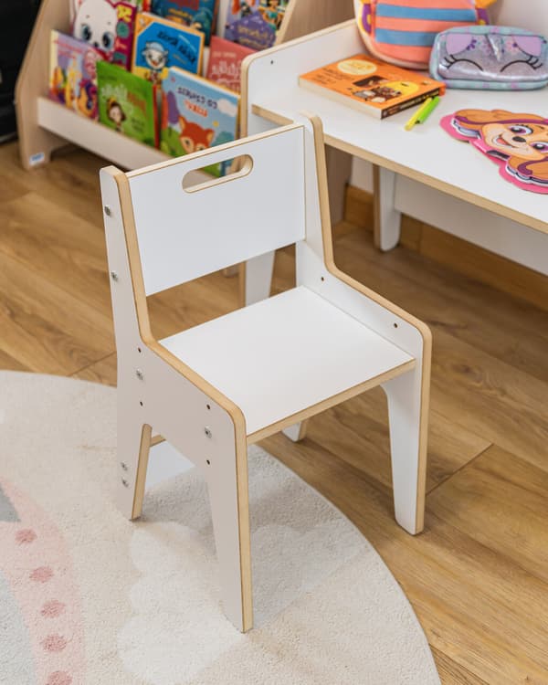 Ett skrivbord och stolsset som växer med ditt barn, vitt