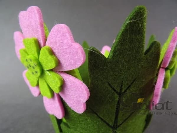 Filtkrukasskydd med rosa blommor
