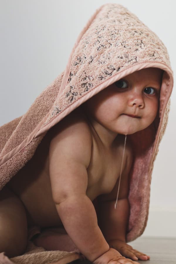 Hupullinen pyyhe luomupuuvillaa, kermanvärinen.