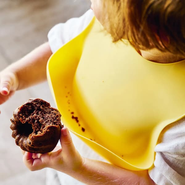 Silikonhaklapp för barn med spänne Gul MinikOiOi 1 st.