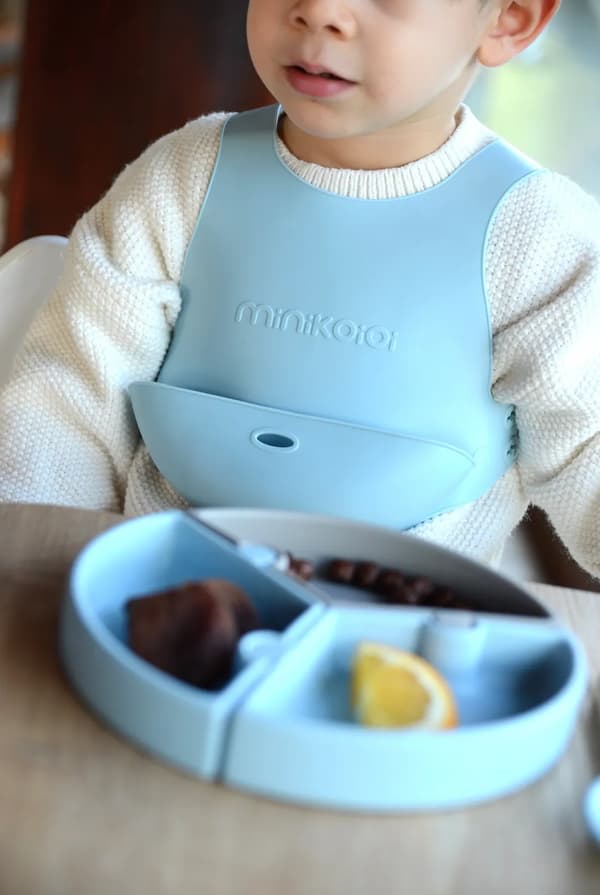 Silikonhaklapp för barn med ficka för disk Blå MinikOiOi 1 st.