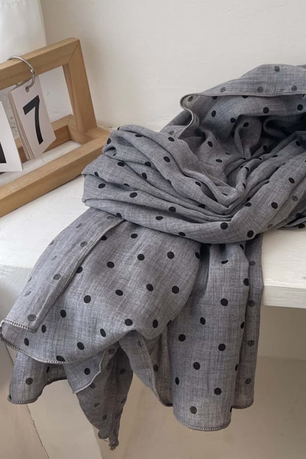 Gråt tørklæde med sorte prikker - 180x90 cm, bomuld og polyester