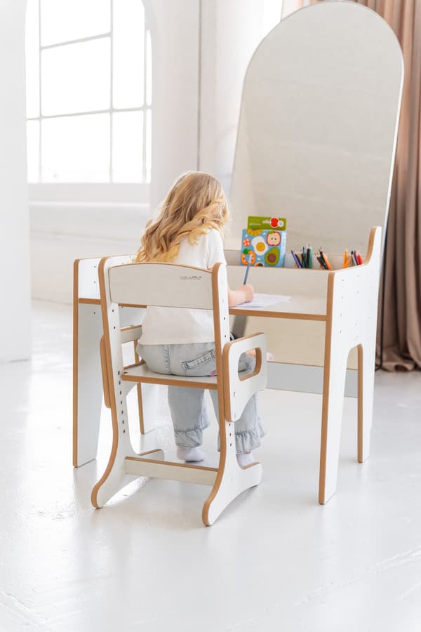JUSTERBART skrivebord og stol