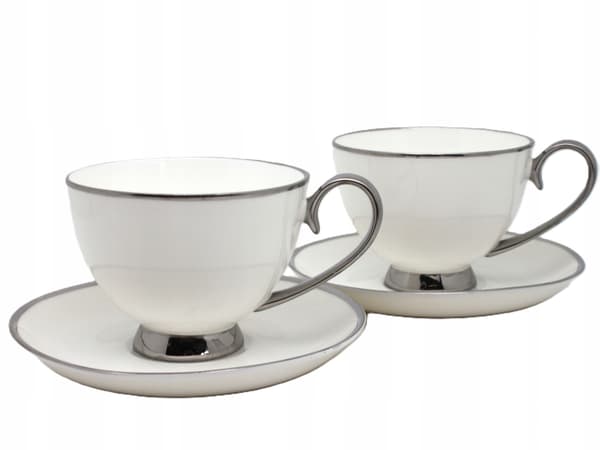 Set med 2 vita porslinskoppar med silverdetaljer som present