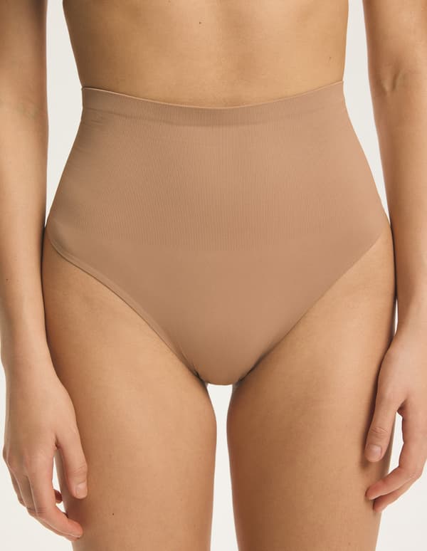 Sömlösa Esotiq högmidjade stringtrosor | Beige S
