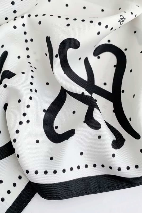 Cremefarvet tørklæde med sort monogram 90x90 - retro elegance