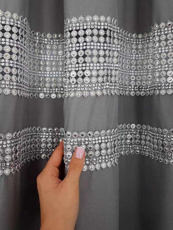 Lysegrå gardiner med strass 2 x 145 x 250 cm