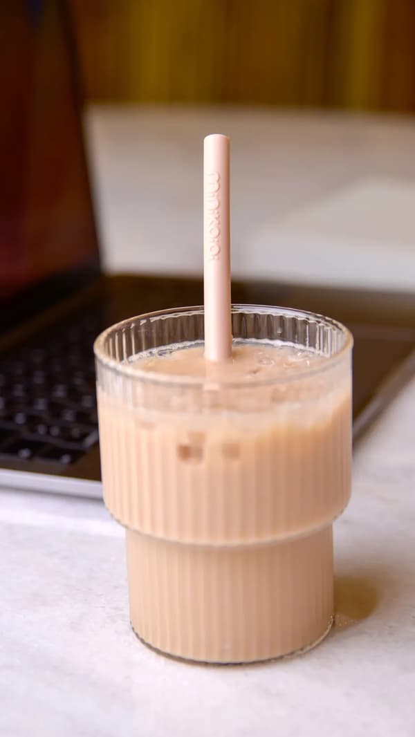 Silikoniset pillit lapsille puhdistusharjalla 3 kpl beige