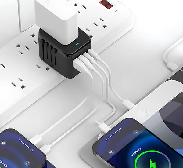 Universal rejseadapter USB-A x2/USB-C x2 til opladning, sort