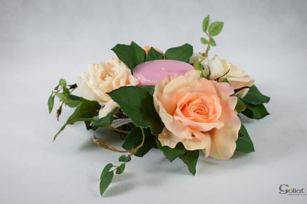 Romantisk krans av beige rosor, diameter 20 cm