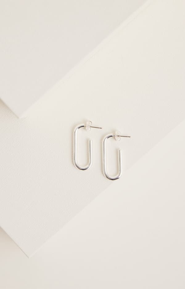 Minimalistiska örhängen i en storlek