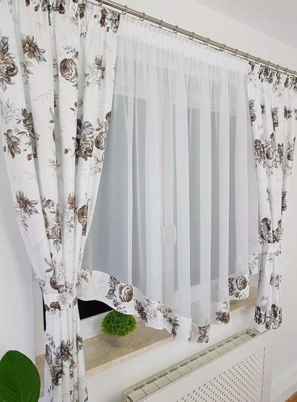 Gardin med draperier mörkbruna blommor