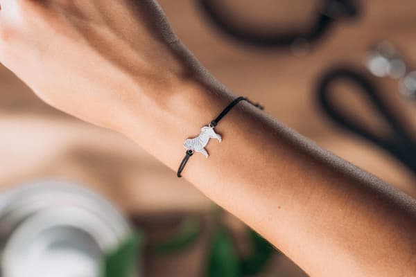 Sølv armbånd med mopshund på sort snor