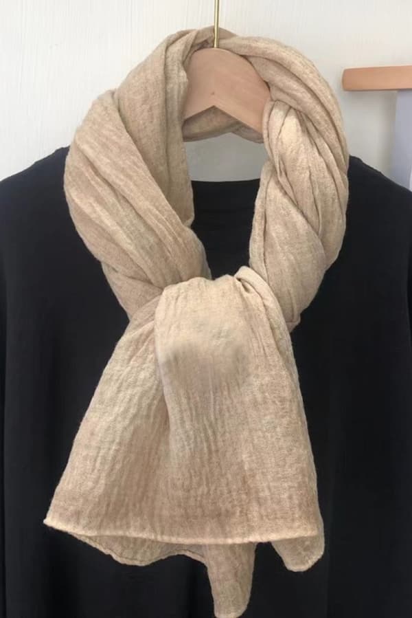 Beige halsduk med präglad textur 180x90 cm - bomull och polyester