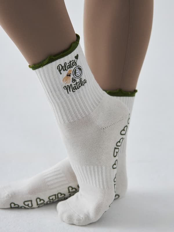 Halkfria strumpor med broderi - Pilates & Matcha 35-38