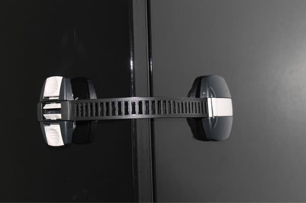 Baby Dan - monilukko - yleislukko, musta