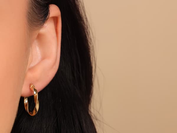585 guld hoop øreringe til mor, moderigtigt design