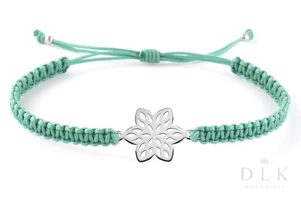Snörearmband "Smaragdmakramé med blomma"