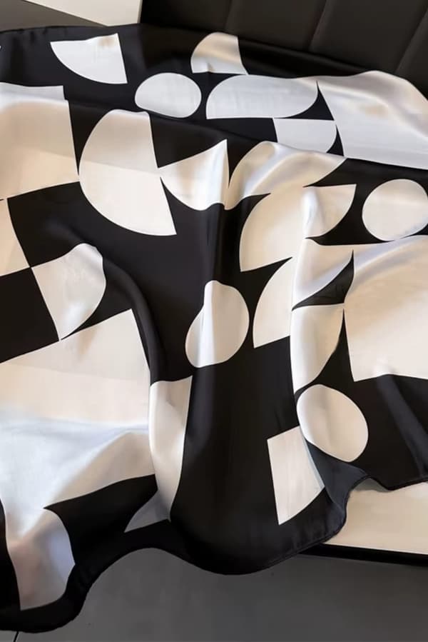 Satintørklæde 70x70 cm - sort og hvid abstraktion