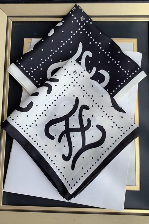 Krämfärgad halsduk med svart monogram 90x90 - retro elegans