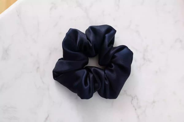 Silkeshårband med scrunchie - marinblått