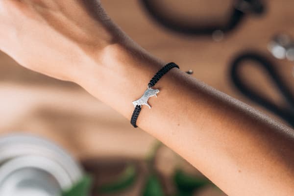 Silvermakraméarmband med en schäferhund