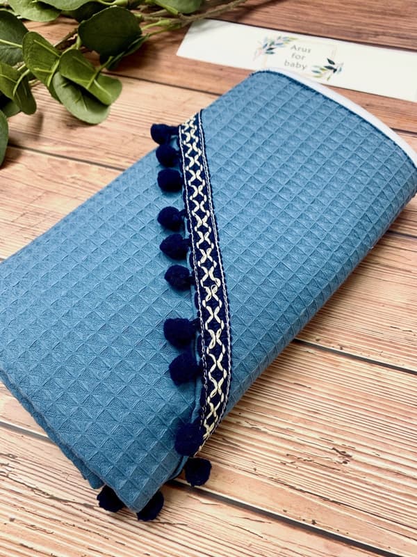 Badekåbe 100x100 Boho kollektion marineblå pomponer