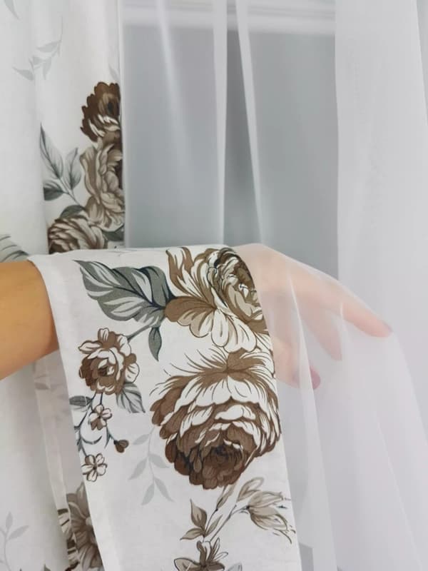 Gardin med draperier mörkbruna blommor