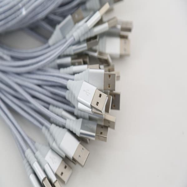 OMEGA MICRO USB TILL USB FLÄTAD TYGKABEL 2A 1M POLYBAG SILVER [44057]