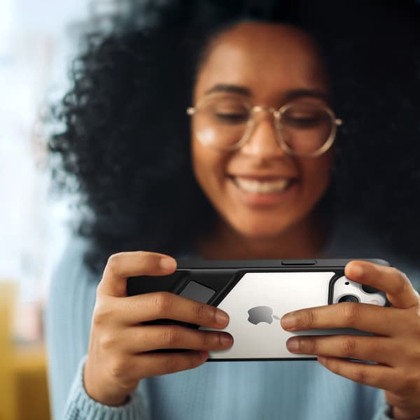 Hårdt cover med gelramme og stativ til iPhone 13 Pro, sort