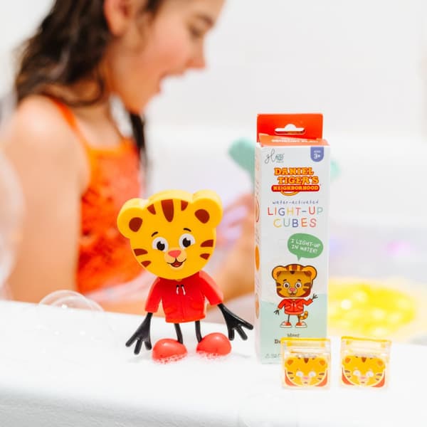 Set med sensoriska kuber som lyser i vattnet Daniel Tigern, Glo Pals