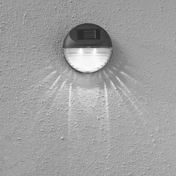 Automatisk solcellsdriven LED-trappbelysning svart med skymningssensor och AA-batteri