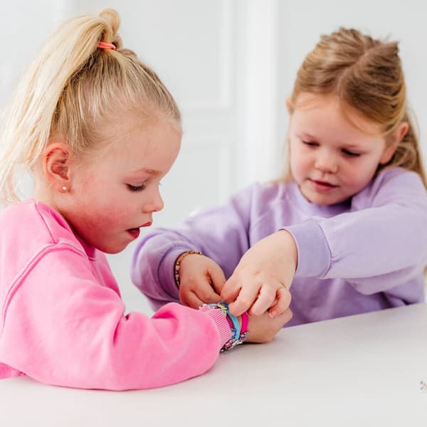 BARBIE 3 ARMBÅND OG 18 CHARMS