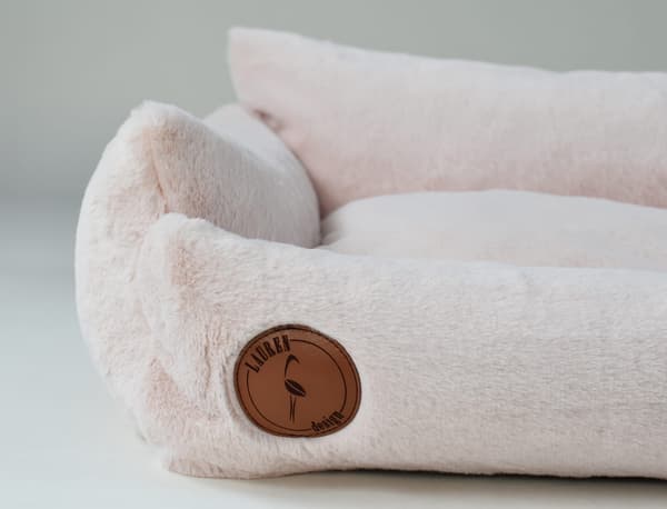 Fluffig hallonpuddingbädd S - 70 cm x 60 cm