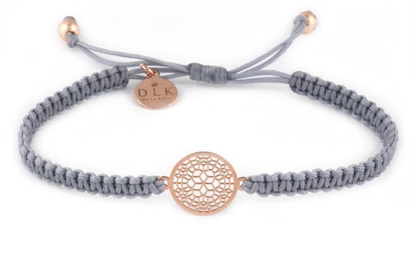 Rosettarmband i roséguld med grått makramésnöre