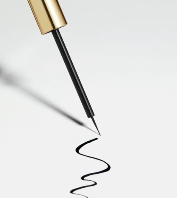 Eveline Precise Slim Eyeliner Vinyl Sort - holder i op til 48 timer