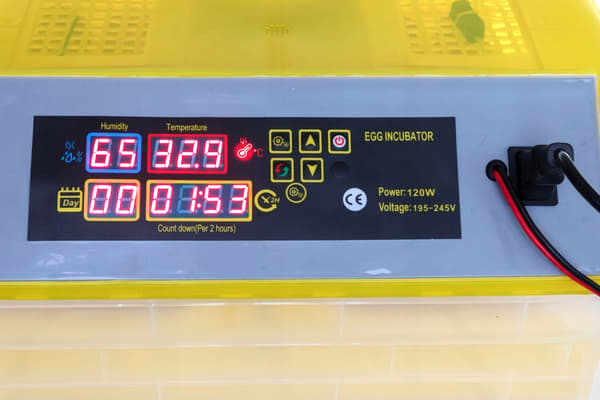 AUTOMATISK KLÄCKARE FÖR 112 ÄGG 120W
