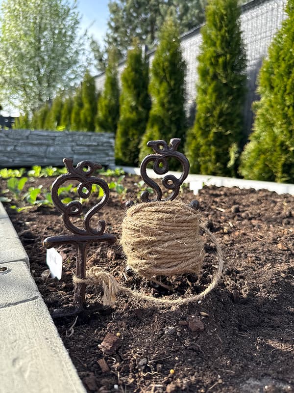 Gjutjärnsskylt för blomsterrabatter