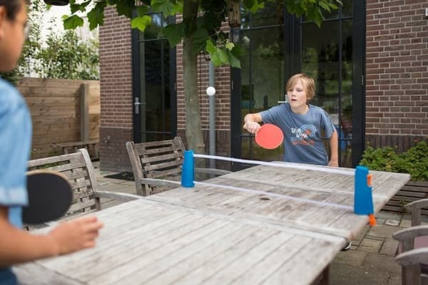 Bordtennisspil med net