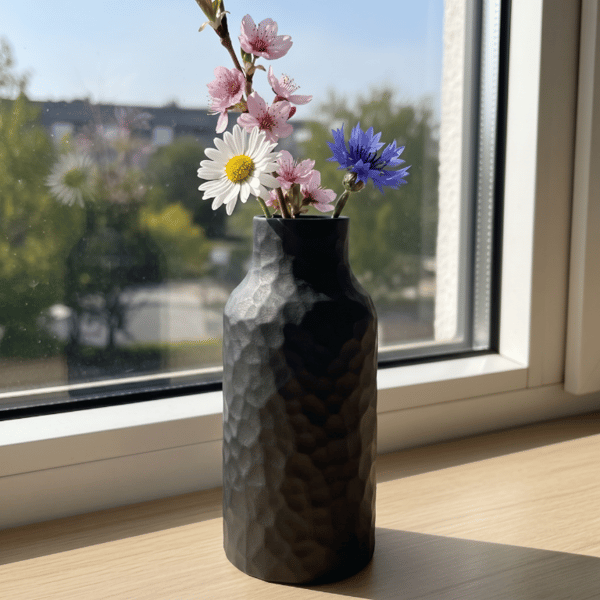 Sløret sort vase til stilfulde blomster