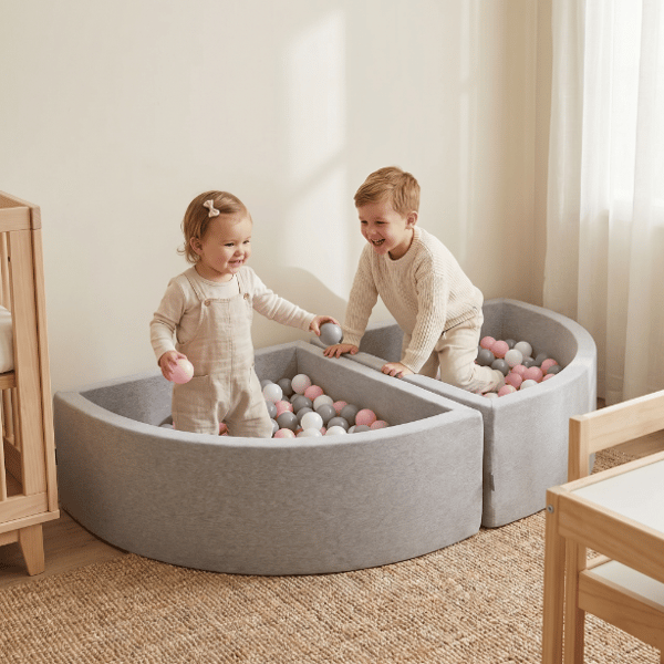 KiddyMoon torr triangulär pool med bollar 7 cm ljusgrå: vit-grå-mint 90x30 cm/200 bollar skumpoolleksak