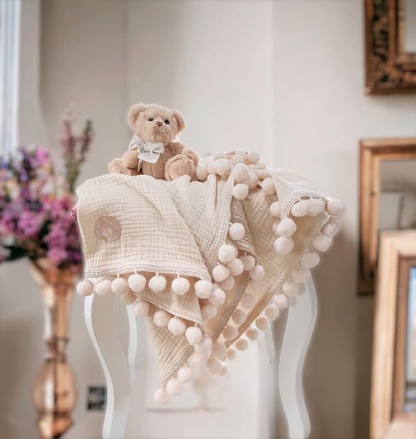 Muslinstæppe 100x75 Vaniljebeige med Beige Pomponer