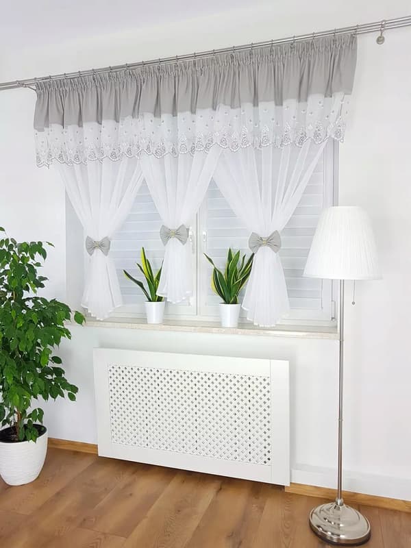 Broderad gardin dekorerad med rosetter - ljusgrå