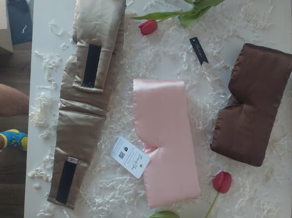 Justerbar ögonmask i mullbärssilke 6A gummiröd