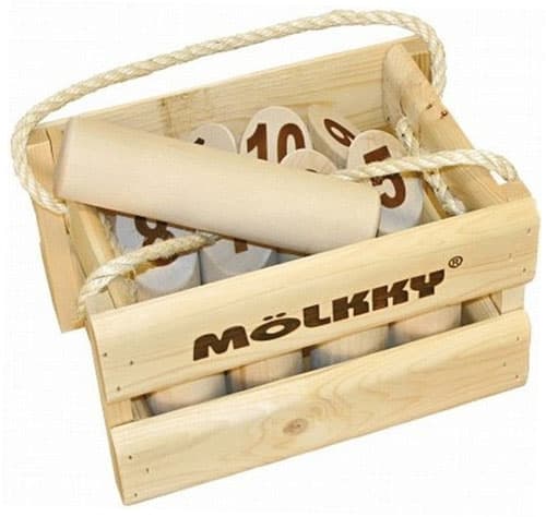 Ulkoleikki. Mölkky puisessa laatikossa