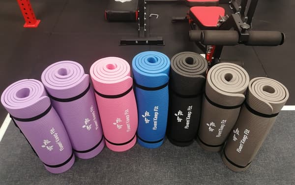 YOGAMÅTTE 1,5 cm GRÅ 190x63 cm