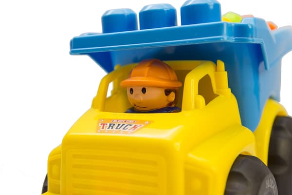 Bil med en uppsättning block - gul dumper