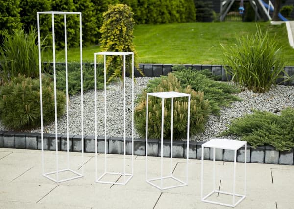 Vit modern stående blomställning 130 cm