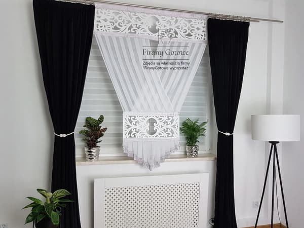 Dekorativ panel med strass och genombruten design 160 cm